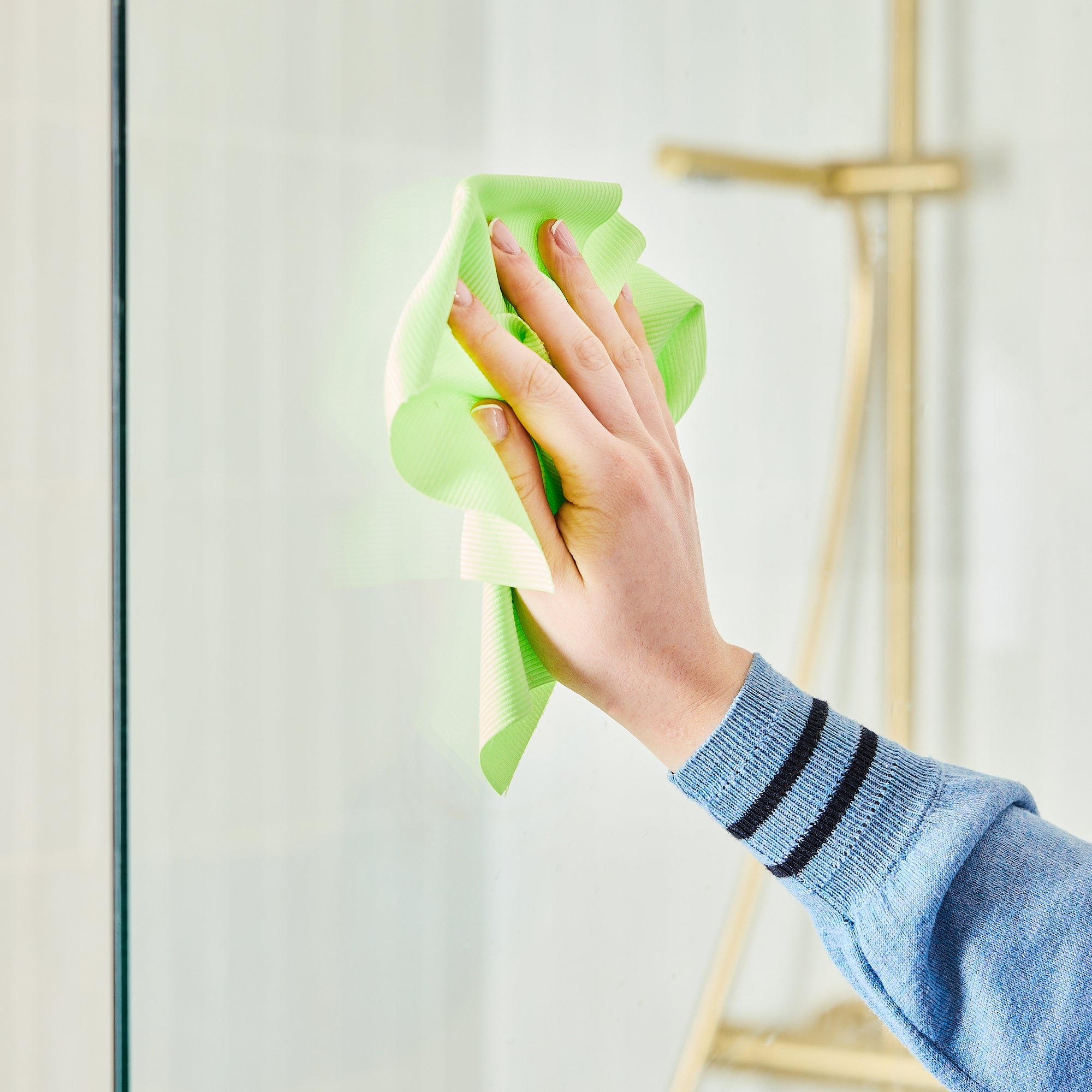 minky-mcloth-microfibre-glass-window-tear-off-roll-10-sheets-streak-free-shine image 3