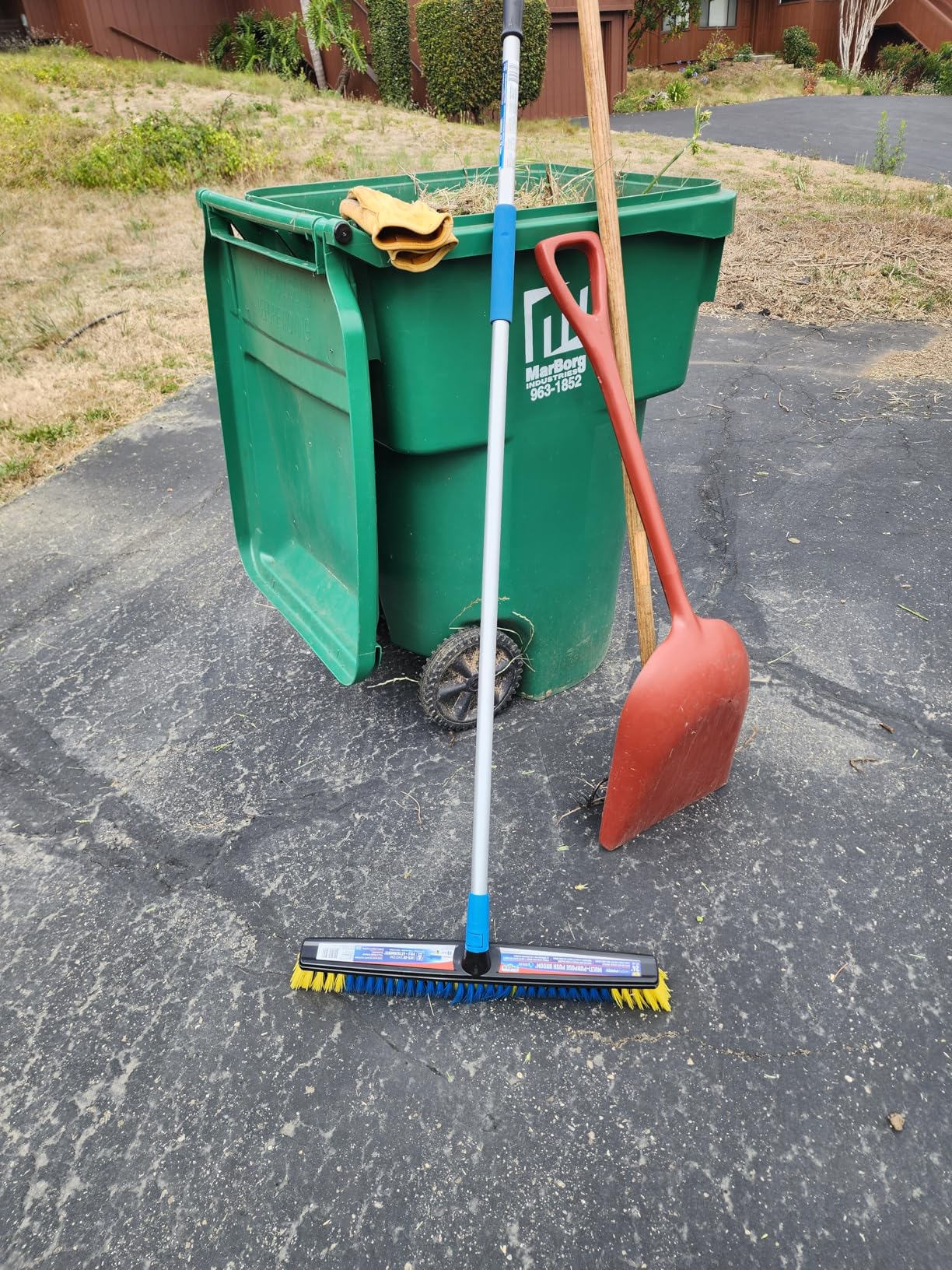 Good broom but leaks a little