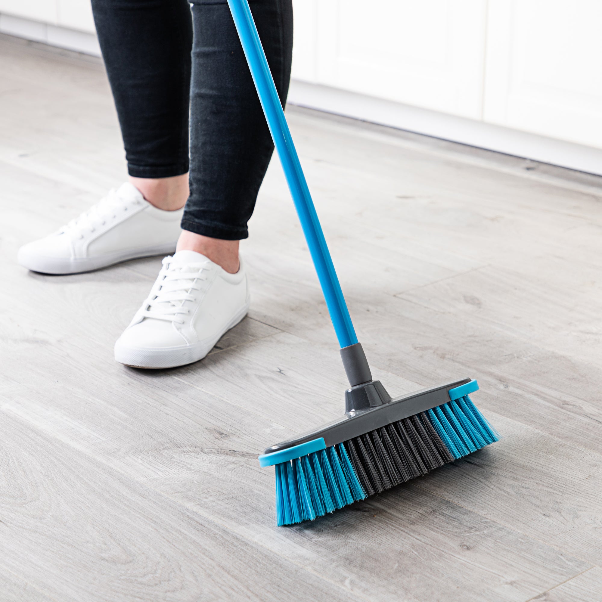 minky-3-piece-pole-broom-with-durable-bristles-and-rubberized-corners image 3