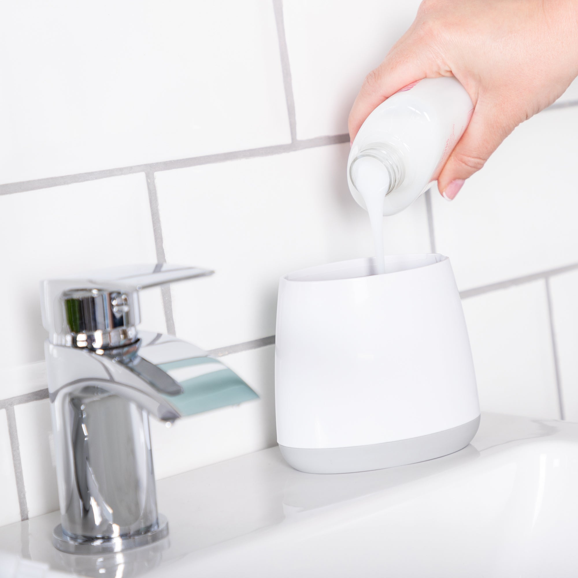 minky-bathroom-soap-dispenser-with-wide-aperture-and-stable-pump-for-easy-refill image 5