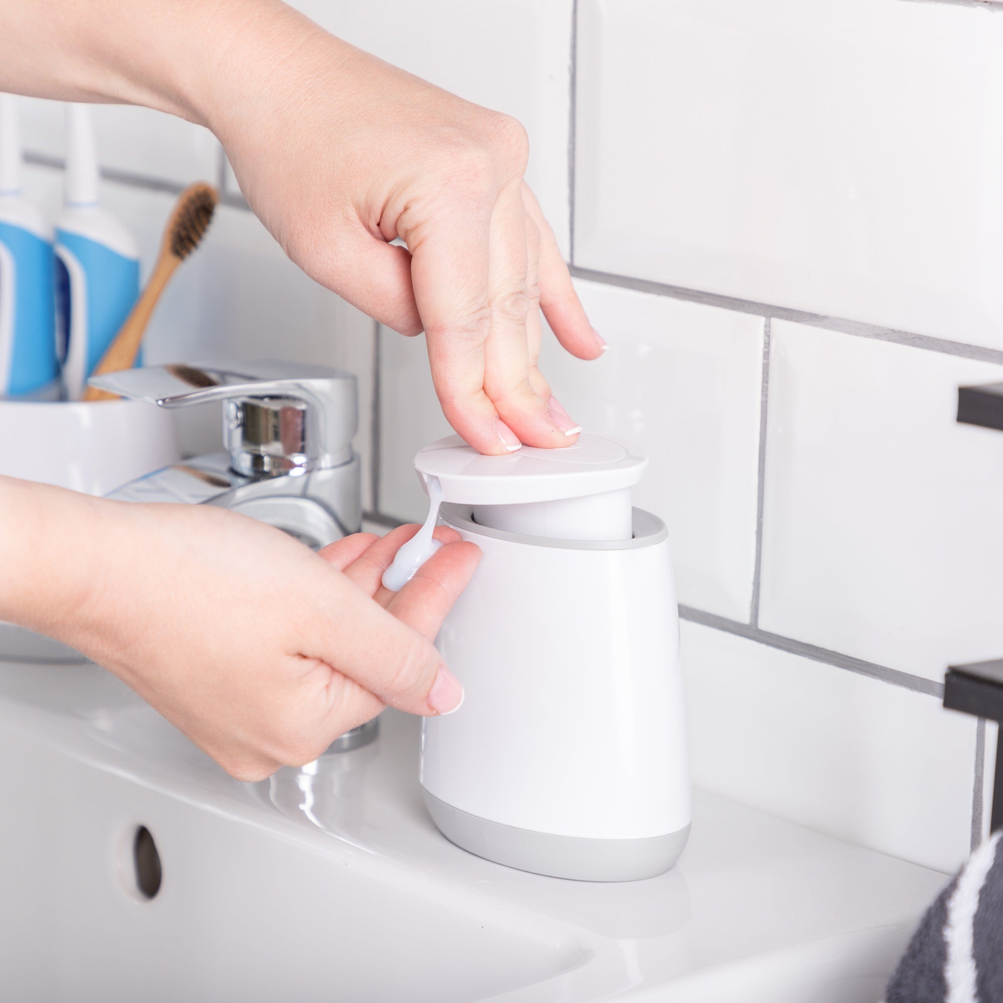 minky-bathroom-soap-dispenser-with-wide-aperture-and-stable-pump-for-easy-refill image 6