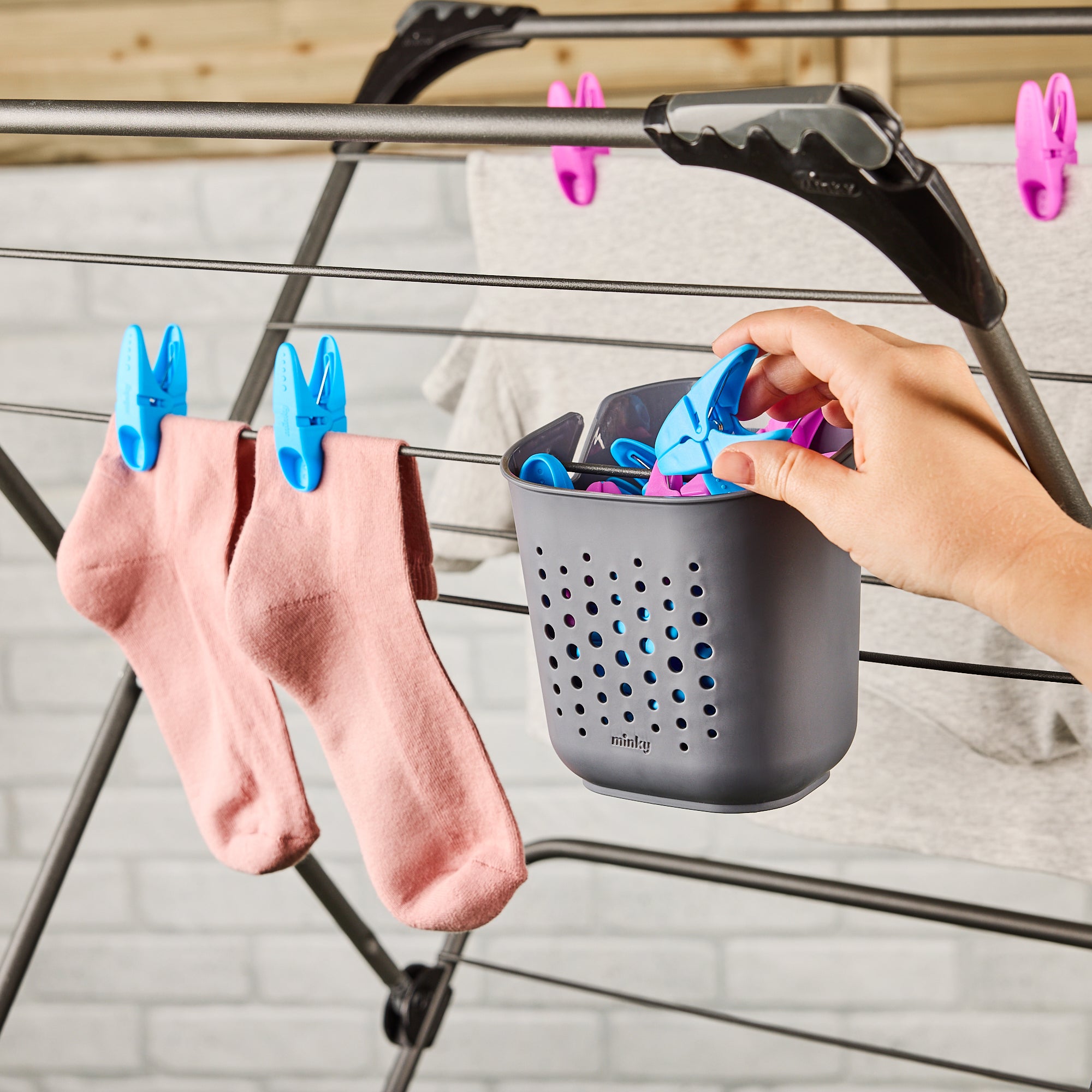minky-everyday-suregrip-peg-basket-with-24-pegs image 2