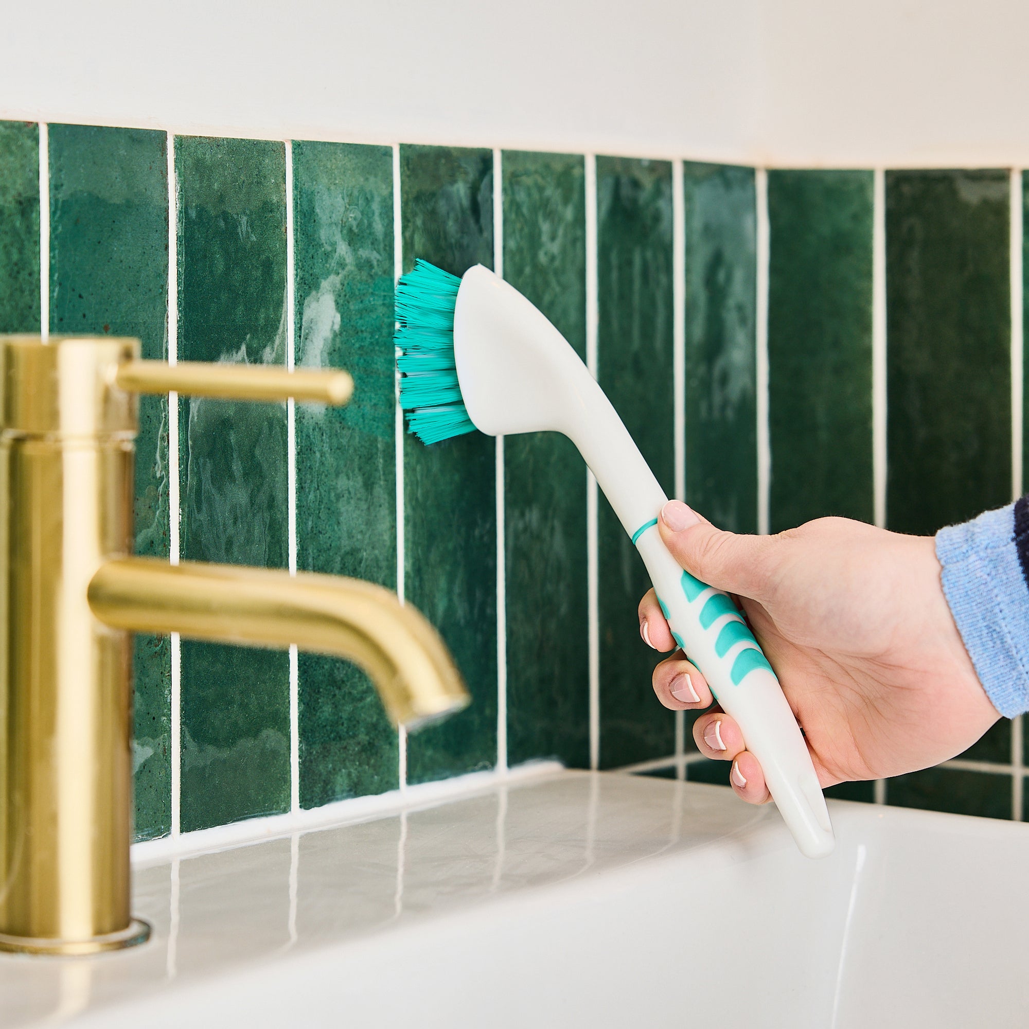 minky-universal-brush-stiff-bristles-for-grout-tiles-showers-sinks-non-slip-hand image 3