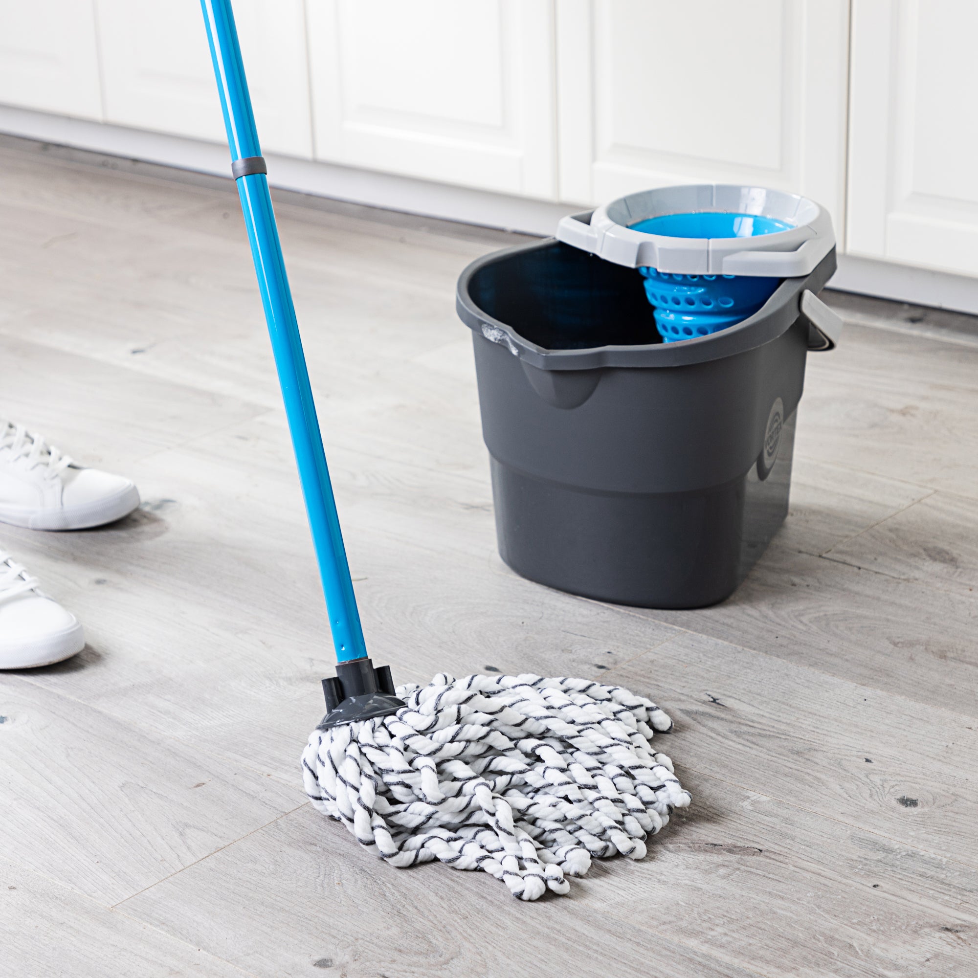minky-xl-dual-action-microfibre-mop-3-piece-pole image 2