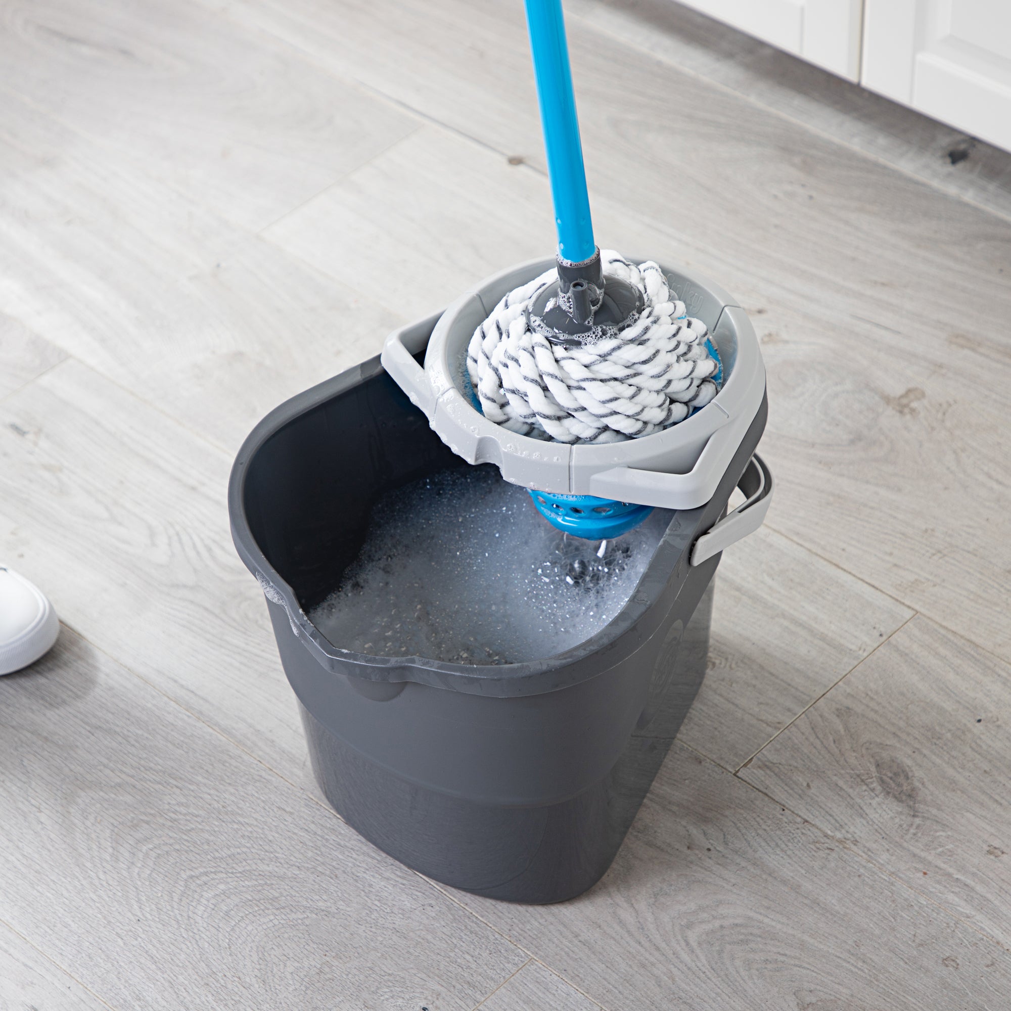 minky-xl-dual-action-microfibre-mop-3-piece-pole image 6